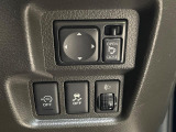 【電動格納ミラー】サイドミラーは電動格納式となっており、狭い駐車場でもキズがつくリスクを抑えられます。