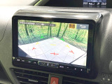 【バックカメラ】駐車時に後方がリアルタイム映像で確認できます。大型商業施設や立体駐車場での駐車時や、夜間のバック時に大活躍!運転スキルに関わらず、今や必須となった装備のひとつです!