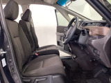 女性でも運転がしやすいように、シートの高さ調整機能(シートリフター)がついています。広い足元にゆったり座れるシートには肘掛も装備しており長距離の運転でも疲れにくいシートです。