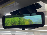 【スマートリヤビューミラー】後席の大きな荷物や同乗者で後方が確認しづらい時でも安心!カメラが撮影した車両後方の映像をルームミラー内に表示。クリアな視界で状況の確認が可能です!