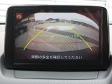 カラーで後方映像をモニターに映し出してくれるので、ショッピングモールのような狭い駐車場であったとしても障害物を見つけ、楽々駐車することができますね。