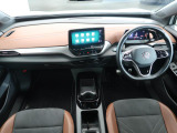 シンプルなデザインと一目でわかるスイッチの配置はPeoples Car=みんなの車という考えの現れです。各スイッチにはバックライトもついており、夜間でも安全に操作して頂けます。