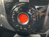 【オートエアコン】一度お好みの温度に設定すれば、車内の温度を検知し風量や温度を自動で調整。暑い&hellip;寒い&hellip;と何度もスイッチ操作をする必要はありません。快適な車内空間には必須の機能ですね♪