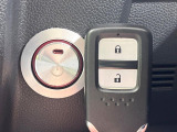 【Hondaスマートキー】カバンやポケットに入れたままでもドアの施錠・解錠が可能なスマートキーを装備。エンジンのオン・オフ時もカギを取り出す必要が無いからとっても便利です♪