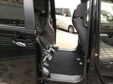 後席の座面を跳ね上げていただくと背の高い荷物も積載可能です。