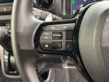 ステアリングにオーディオ操作スイッチが付いています。オーディオ画面に直接タッチしなくても操作が出来ますので、運転に集中できます。