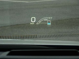 カラーヘッドアップディスプレイ付き。少ない視線移動で情報を確認できるので、運転の疲労軽減に繋がりますよ♪
