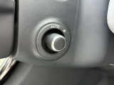 【電動調整ステアリングコラム】電動でステアリングの位置を微調整できます。またシートメモリと組み合わせることでハンドル位置も記録することができます。