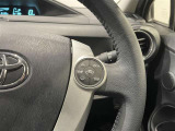 ステアリングスイッチ付きで、運転中に視線を前に向けたまま操作できます。