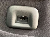 運転席背もたれにUSB電源ポートがあります