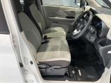運転席まわりです。運転席からの視界が左右に広く隅々まではっきりと見渡せます!クルマの前端も把握しやすく安心して運転できます!
