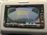 バック駐車が苦手な方や、初めてのお車で不安な方でも後方をナビ画面に映してくれるので、ラクラク停められます。