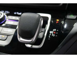 インパネシフトだから視線の移動も少なく足元もスッキリ♪運転席もゆったりしているのでゆとりを持ってドライブできますね!