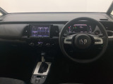 車内は光触媒抗菌消臭施工済です。スタイリッシュなデザインでスポーティなインパネ周りを演出します。グローブボックスやカップホルダーのほかにトレーなどたくさんの収納スペースが付いています。