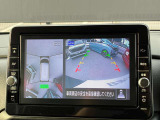 真上から見下ろすような映像で、車庫入れや縦列駐車時に、自車と駐車位置の関係をひと目で確認でき、スムースな駐車をサポート。動く物を検知してお知らせすることで、発進時の安全確認もサポートします。