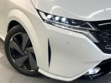 【LEDヘッドライト】悪天候や夜間走行時も良好な視界を確保し安心して運転できる高輝度LEDヘッドライトを装備!点灯速度が早く、消費電力も抑えられています。