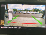 ギアをリバースに入れると車両後方の映像を映し出します。画面にはガイドラインが表示され、車庫入れや縦列駐車などの際に安全確認をサポートします。