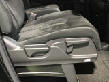運転席は座面の上下調整ができ適切なドライビングポジションで運転できますよ♪