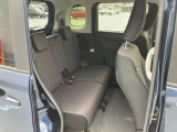 リヤシートも全車消毒済み。足元も軽とは思えない広さがあります。ドアには小物を収納できる便利な【リヤポケット】付。