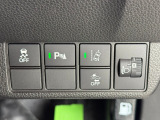 【HondaSENSING】を搭載しております。安全・快適な運転をサポートするためにHondaが独自に開発した6つの機能は事故を予防してドライバーや同乗者、そして歩行者の命を守るために役立つ機能です。