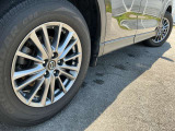 車のデザインにマッチした、純正アルミホイール!