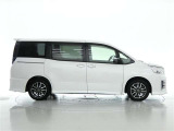 両側パワースライドドア付きだから、狭い駐車スペースなどでの 乗り降りラクラク!小さなお子さまのいるご家庭には嬉しい装備。