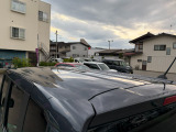 目立つキズ凹み等はありませんが、中古車という商品の特性ルーフには子キズや塗装しみがあります