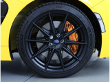 マッドブラック塗装18インチアルミホイール!brembo製ベンチレーテッドディスクブレーキ!