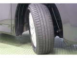 タイヤサイズ 205/60R16。シルバーメタリック塗装でスッキリとしたデザインの純正アルミホイールを装着しています。