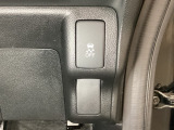VSA装備車です。VSAはドライバーの操作と車の動きを見守っています。もし車の挙動が乱れたとき、4輪別々にブレーキをかけたり、エンジンパワーをしぼることによって車を安定させます。
