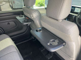 運転席と助手席のシートバックに収納式のトレイ付きドリンクホルダーを装備しています。ドライブの時など便利です。