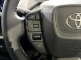 ステアリングスイッチ付きで、運転中に視線を前に向けたまま操作できます。