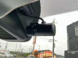 最近では付いてる車も多くなってきました。中古車ではまだまだ付いていればラッキーなドライブレコーダーです♪