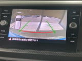 ギアをリバースに入れると車両後方の映像を映し出します。画面にはガイドラインが表示され、車庫入れや縦列駐車などの際に安全確認をサポートします。