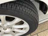 タイヤ残り溝もバッチリ!溝が少ないとスリップしたりブレーキ時の制動距離が長くなってしまいます。交換までまだまだ余裕があるのは経済的にも助かります。