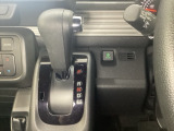 CVT車のセレクトレバーです。低速から高速まで、変速ショックのないスムーズな走りを実現するとともに、エンジン効率のよい領域を維持することで燃費にも貢献します。