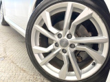 ●純正18インチアルミホイール:輸入車ならではの卓越した走りを支えるホイールと足回りです!日本車の走りに慣れている方にもぜひ体感して頂きたいほど、高いレベルでまとまっています!