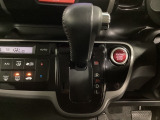 CVT車のセレクトレバーです。低速から高速まで、変速ショックのないスムーズな走りを実現するとともに、エンジン効率のよい領域を維持することで燃費にも貢献します。