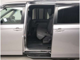 スライドドアの良いところは、乗り降りしやすく、隣の車両にドアをぶつける心配がないことですよね。両側電動スライドドアですから、運転席から開け閉めが操作できますよ。