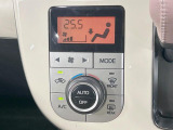 【オートエアコン】一度お好みの温度に設定すれば、車内の温度を検知し風量や温度を自動で調整。暑い&hellip;寒い&hellip;と何度もスイッチ操作をする必要はありません。快適な車内空間には必須の機能ですね♪