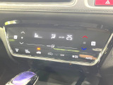 【オートエアコン】一度お好みの温度に設定すれば、車内の温度を検知し風量や温度を自動で調整。暑い&hellip;寒い&hellip;と何度もスイッチ操作をする必要はありません。快適な車内空間には必須の機能ですね♪