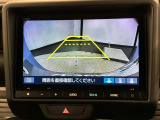 リバースギアに入れるだけで後方の表示へ切り替わります。夜間や雨の日の駐車も楽になりますよ。