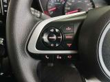 ステアリングには運転中でも簡単に操作できる各種スイッチついてます