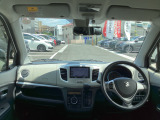 前方視界も広く運転しやすそうな運転席ですね。