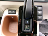 インパネシフトだから視線の移動も少なく足元もスッキリ。運転席もゆったりしているのでゆとりを持ってドライブできますね。