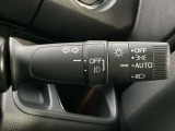 【オートライト】車のセンサーが周囲の明るさを感知し、自動でヘッドライトを点灯・消灯する機能です。この機能は夕暮れ時の交通事故が多い時間帯の安全性を高めてくれます。