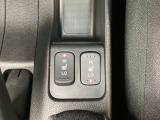 センターコンソールに、前席の左右別々のシートヒータースイッチが付いており、2段階で温度設定ができます。