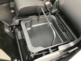 助手席下は収納スペースになってます!!、シューズも収納出来ます。