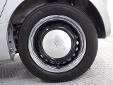 ホイールは車のデザインにマッチした専用タイプです。