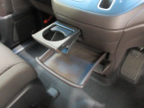 運転席からも助手席からも使いやすい位置に引き出し式ドリンクホルダーとスマホなどを置けるトレイを配置。